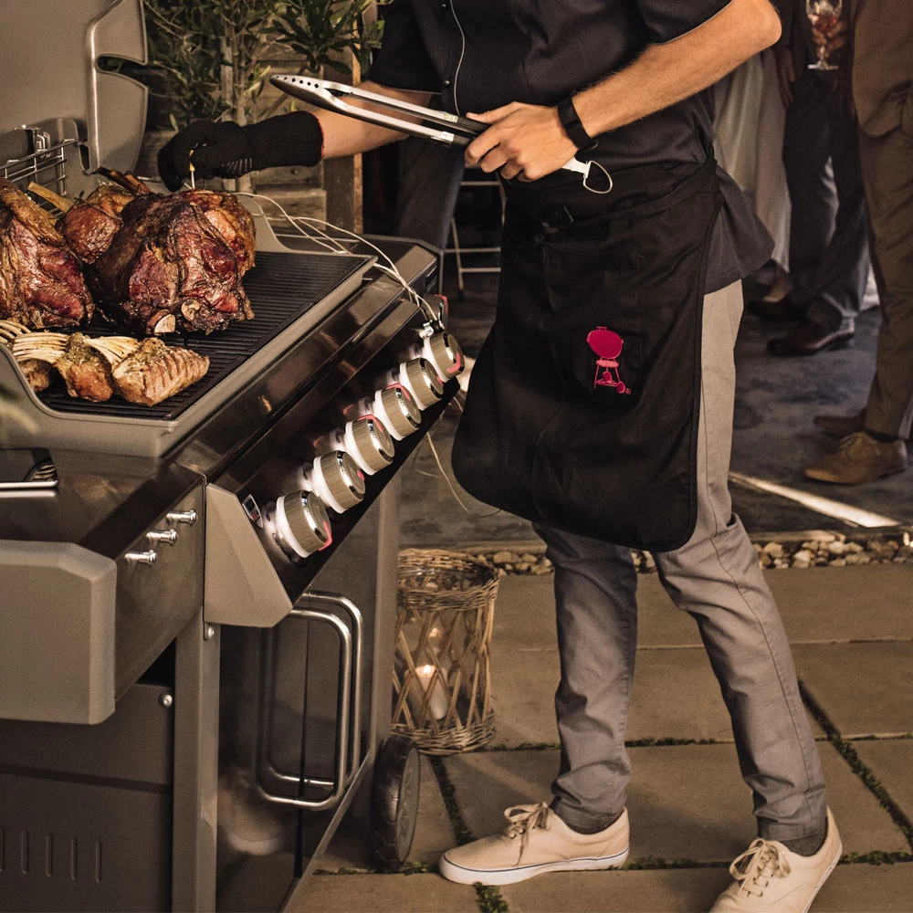 Weber GrillschĂŒrze Schwarz Mit Rotem Logo Kettle Grill â Bild 2